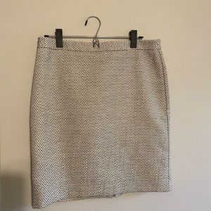 LOFT black and white pencil skirt - size 6